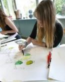 jeune fille dessinant un aménagement de paysage